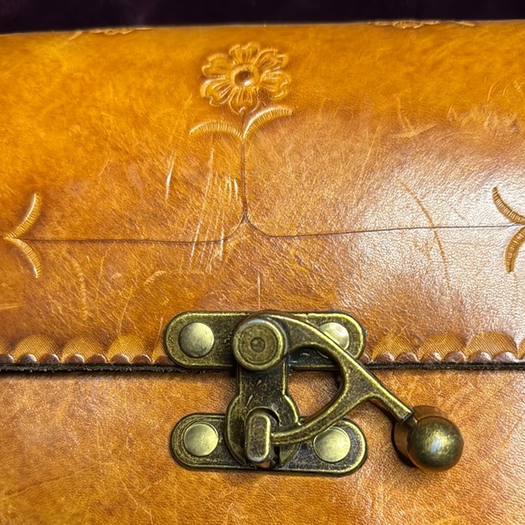 Classic Tan Handmade Leather Shoulder Bag with Brass Clasp - Picture 4 of 7